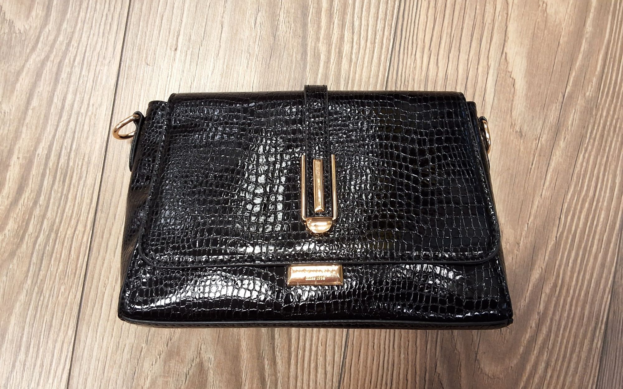 crossover jellegű test táska BAG4890-M20 fekete lakk krokko