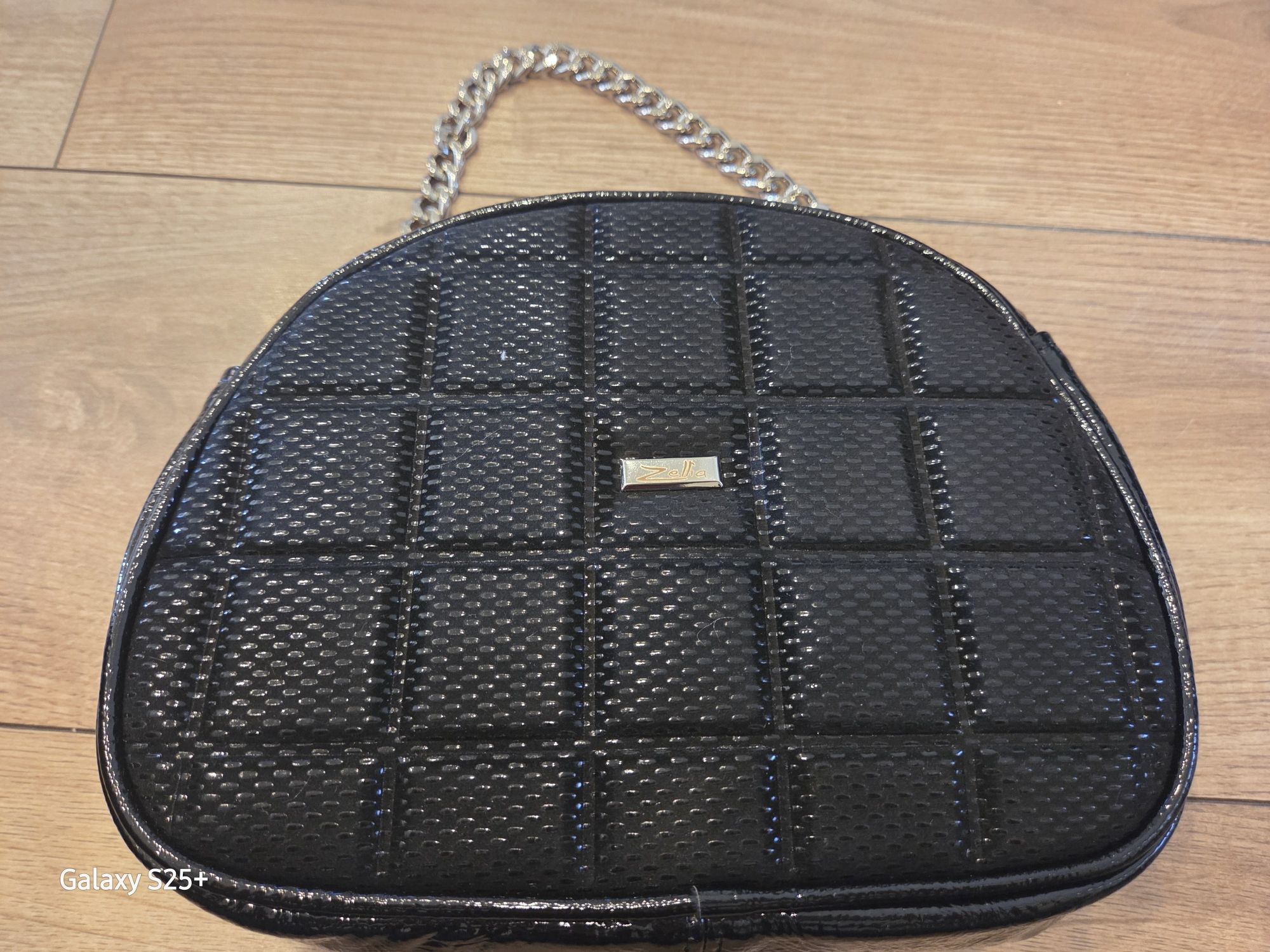 crossover jellegű test táska ZVN22025 fekete-ezüst kiegészítővel