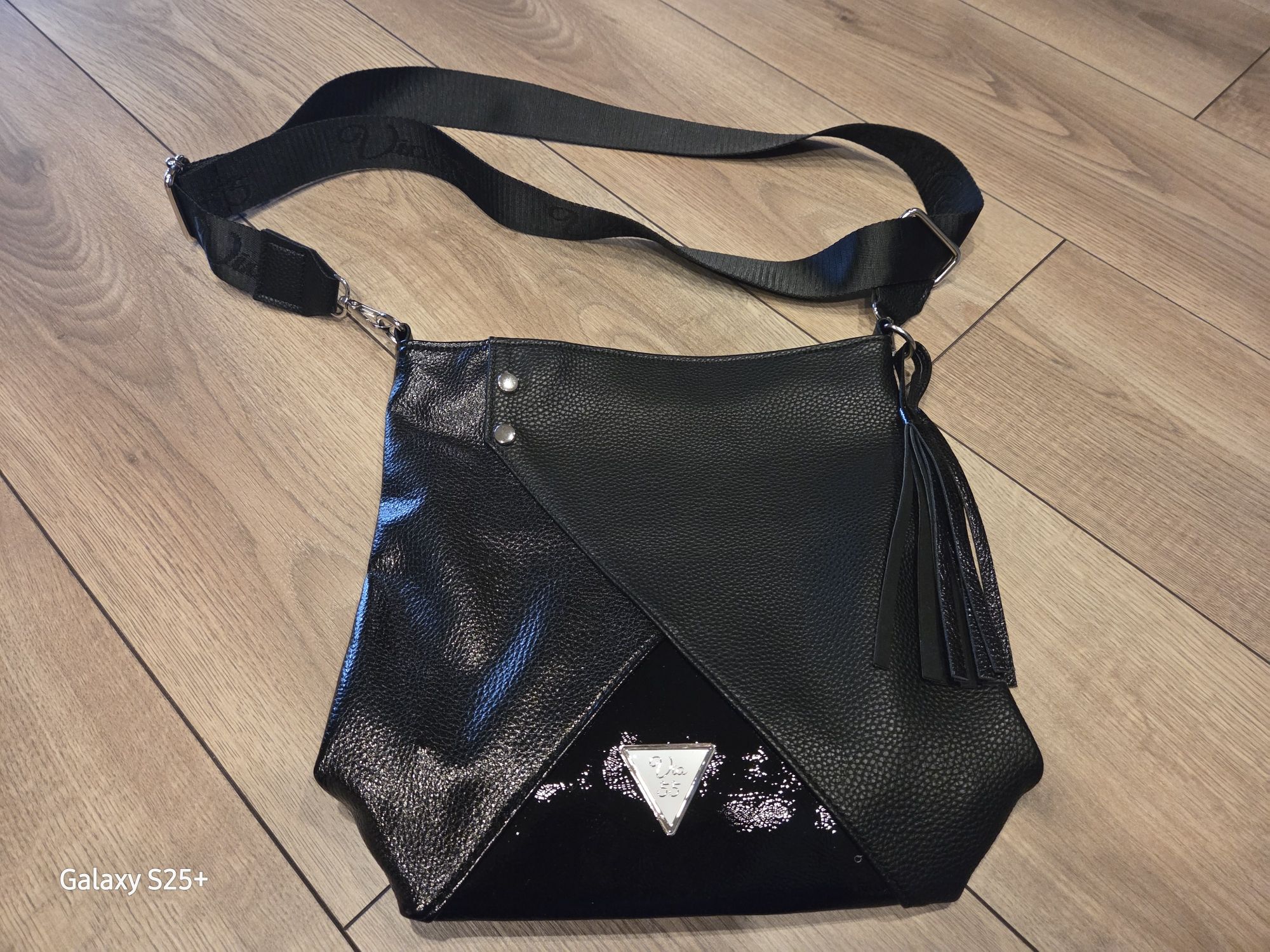 crossover jellegű test táska 24062 fekete kombi