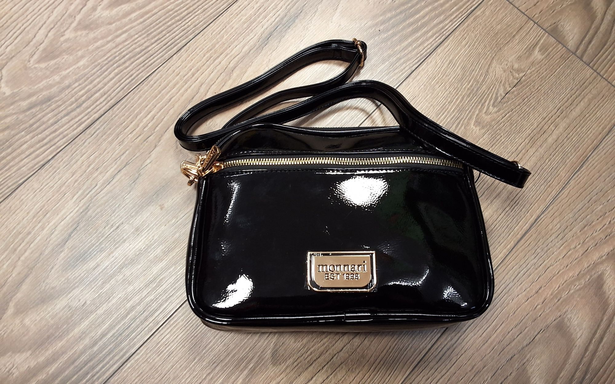 crossover jellegű test táska BAG4130-020 fekete. Lakk