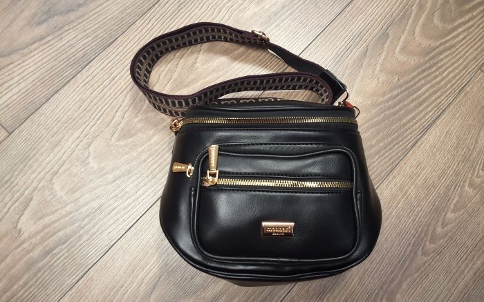 crossover jellegű test táska BAG4840-020 fekete matt, arany cippzárral large