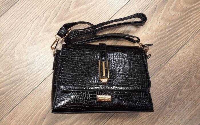Válltáska, crossover jellegű test táska BAG4890-M20 fekete lakk krokko large