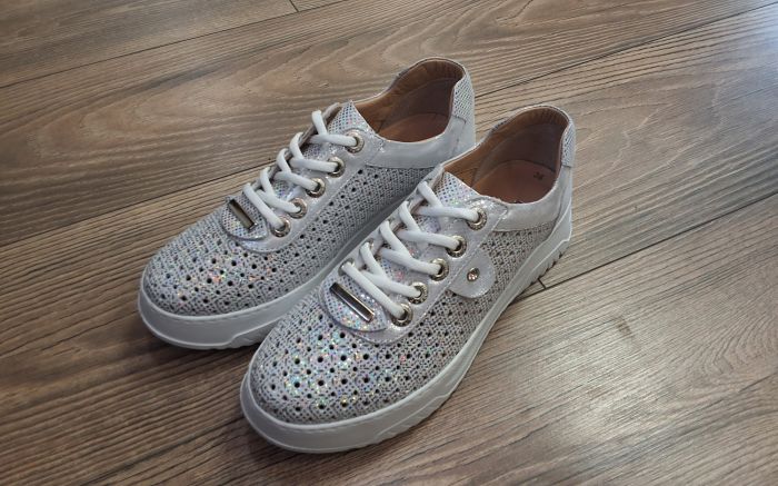 Lyukacsos női bőr félcipő 021 760 ezüstfehér multikolor large