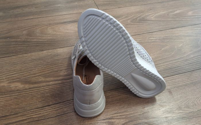 Lyukacsos női bőr félcipő 021 760 ezüstfehér multikolor large