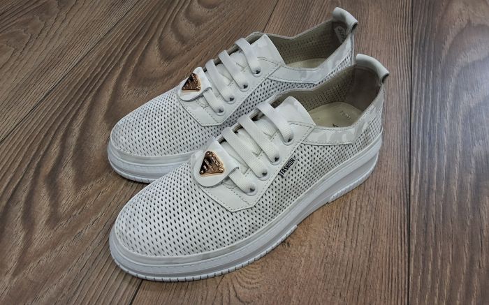 Női lyukacsos bőr félcipő  058 656 T046 fehér antik large