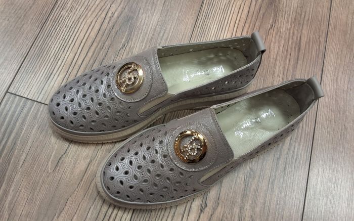 Lyukacsos női bőr félcipő 058 713-T046 füst metál large