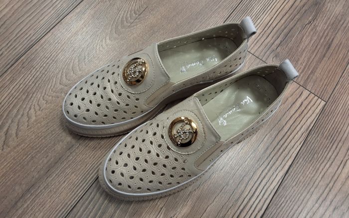 Lyukacsos női bőr félcipő 058 713-T046 bézs metál large