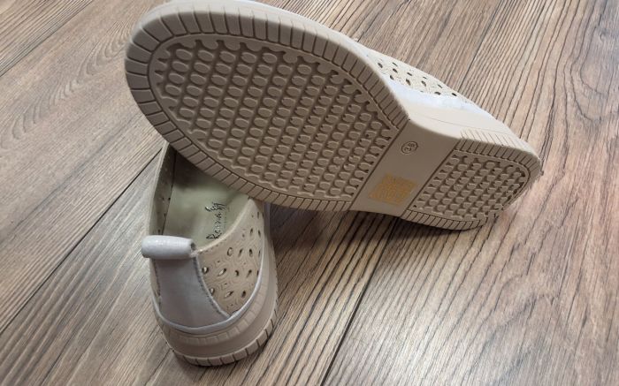 Lyukacsos női bőr félcipő 058 713-T046 bézs metál large