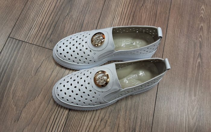 Lyukacsos női bőr félcipő 058 713-T046 fehér large