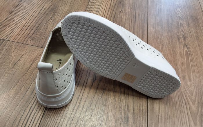 Lyukacsos női bőr félcipő 058 713-T046 fehér large