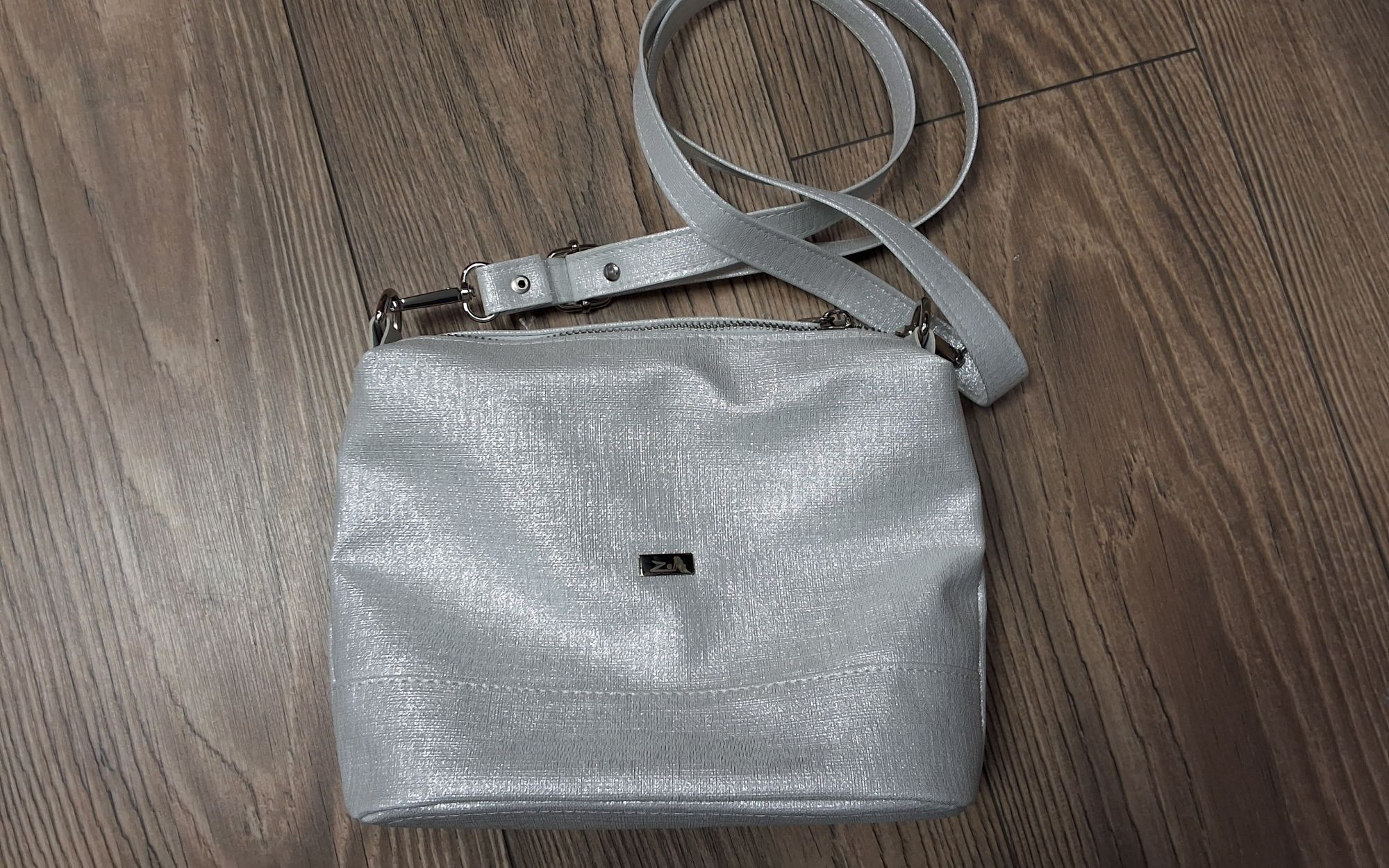 Válltáska, crossover jellegű test táska zvn 24011 ezüst